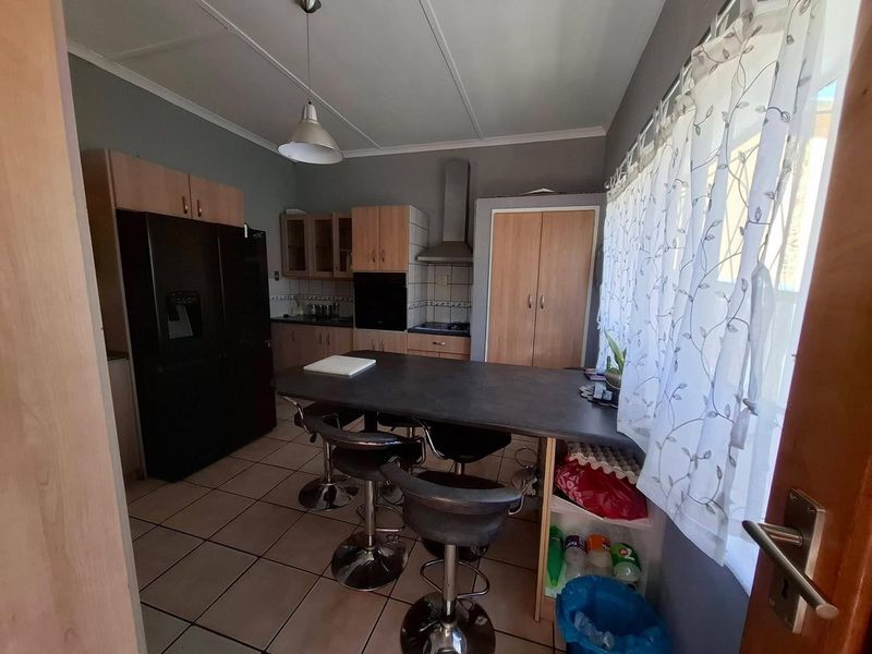 🏡 FOR SALE | Pioneerspark 5 -Bedroom House with 1 bedroom Flat – N$ 3,800,000 (Excl Costs) - Photo 8
