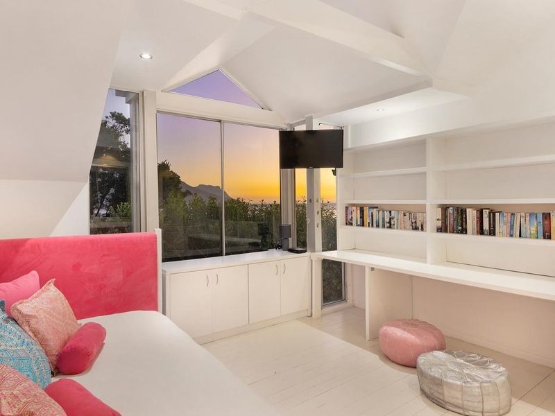 4 bedroom Bungalow For Sale in Glen Beach, Camps Bay - Photo 4