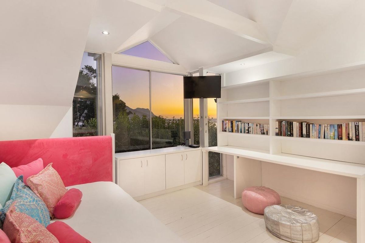 4 bedroom Bungalow For Sale in Glen Beach, Camps Bay - Photo 4