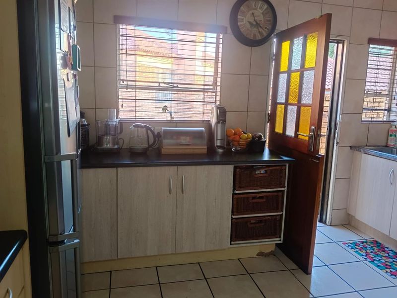 Three bedroom simplex townhouse with a pool - Photo 9