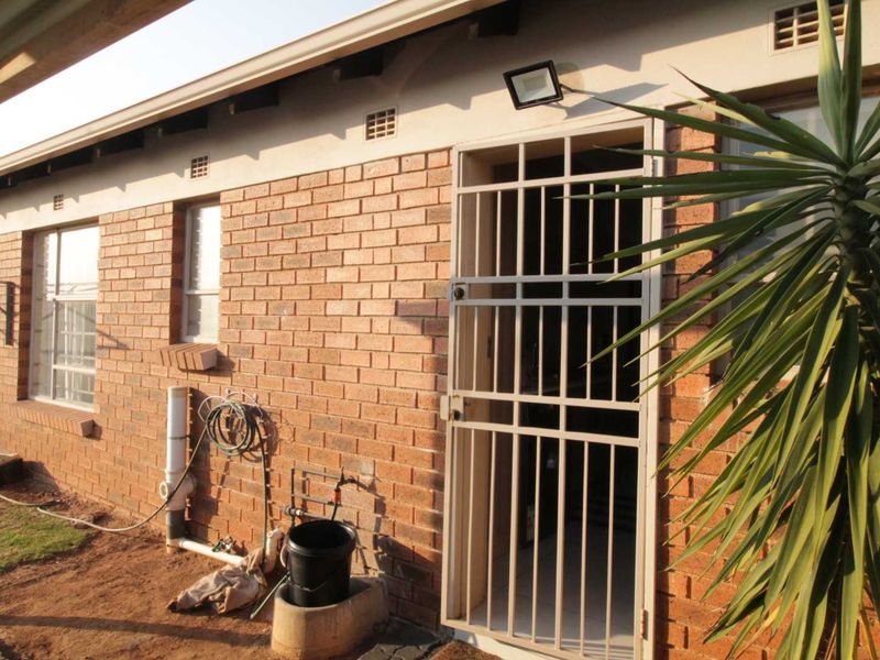 3 Bedroom house for sale in Clayville, Midrand Village Estate - Photo 7