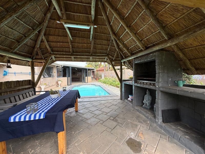 VERSATILE FAMILY HOME WITH MULTIPLE LIVING OPTIONS - Photo 3