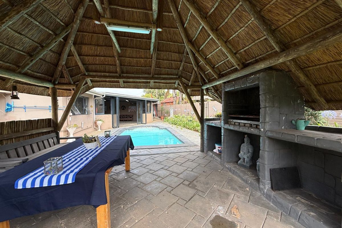 VERSATILE FAMILY HOME WITH MULTIPLE LIVING OPTIONS - Photo 3