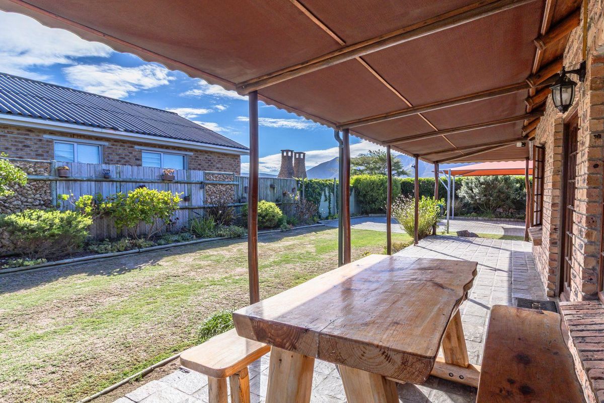 Timeless Appeal and Coastal Comfort - Photo 4