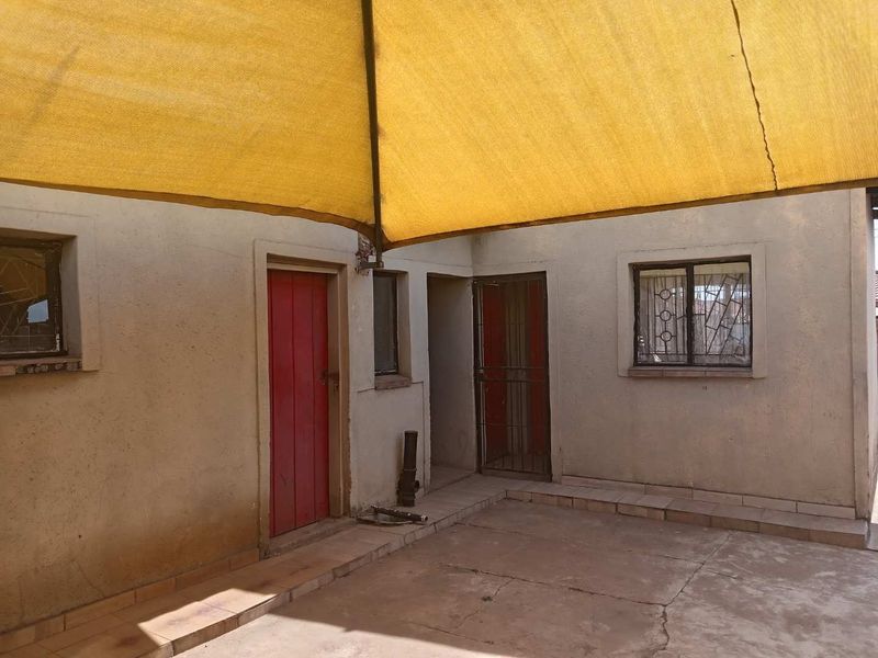 Charming Home with Expansive Yard and Versatile Outdoor Room! - Photo 3