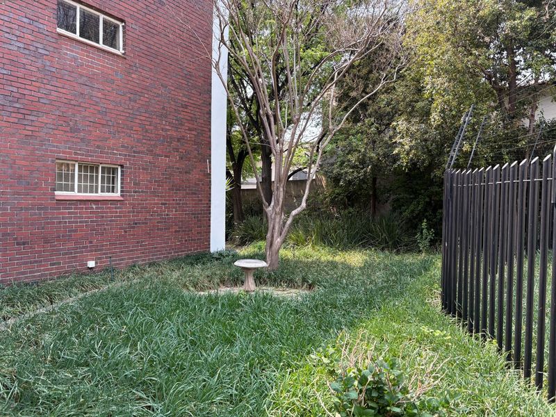 Charming Renovator's Dream in Prime Waverley Location: 31 Nordic Court Apartment - Photo 6