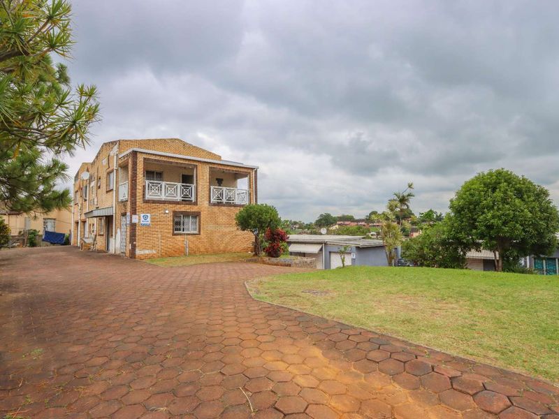 6-Bedroom Double-Storey + 2 Income-Generating Flats – Earn R11,000pm! - Photo 3