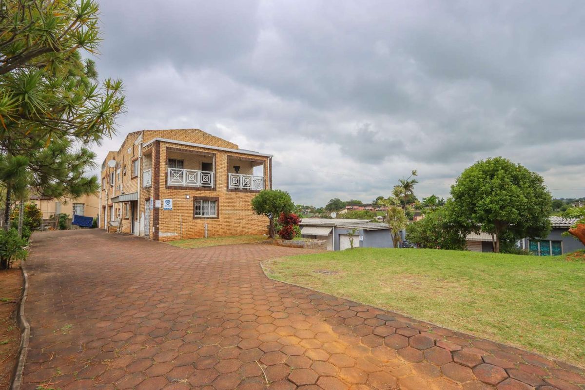 6-Bedroom Double-Storey + 2 Income-Generating Flats – Earn R11,000pm! - Photo 3