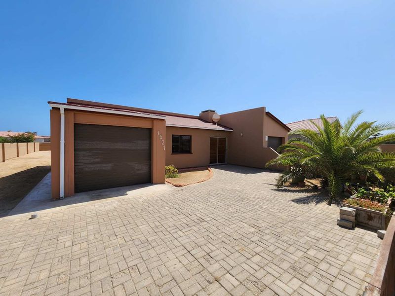 **Charming 2-Bedroom Home: Perfect for Couples or Retirees** - Photo 2