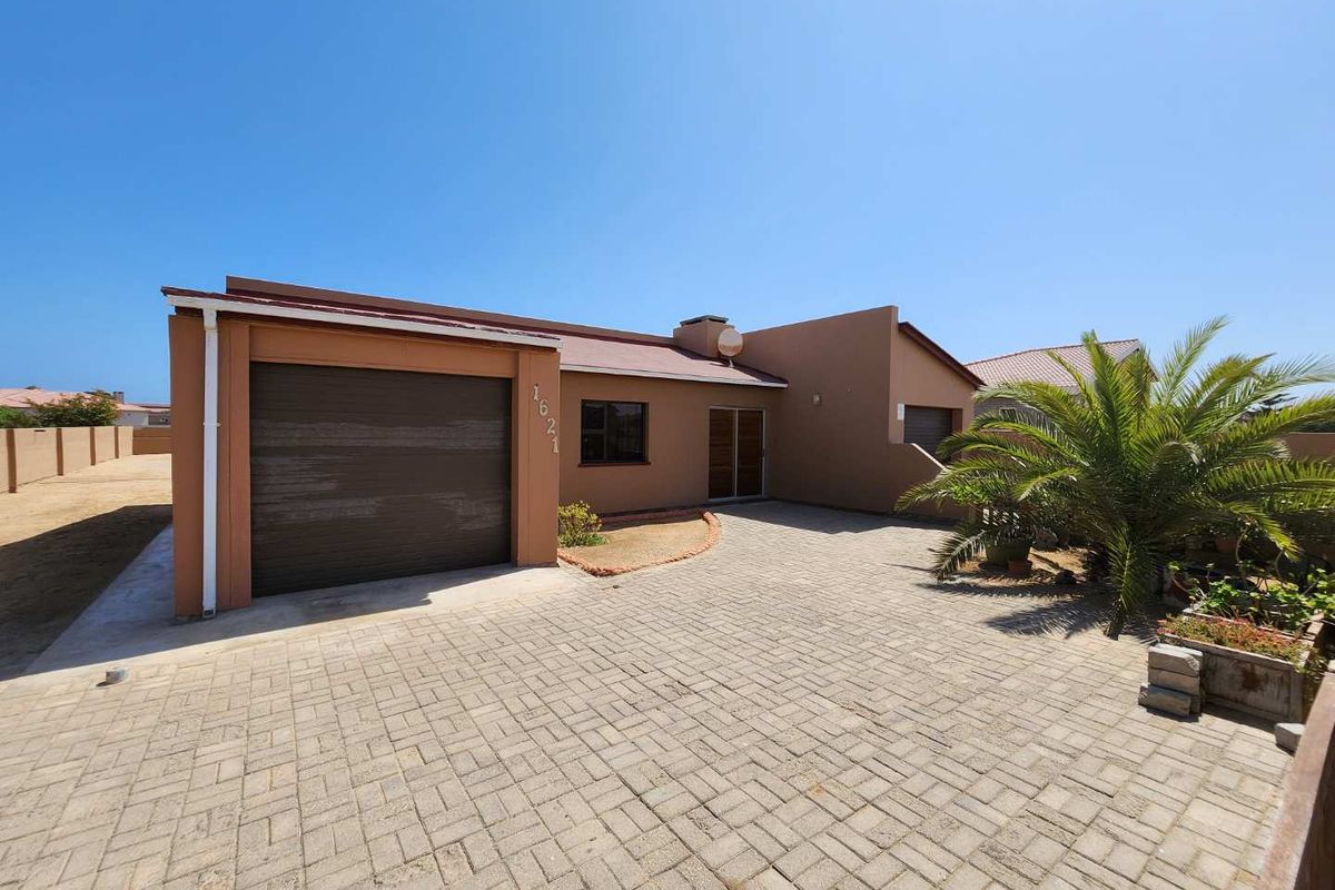 **Charming 2-Bedroom Home: Perfect for Couples or Retirees** - Photo 2