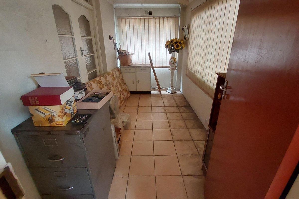 Transform & Personalize This Generous Vintage Space! - Photo 4