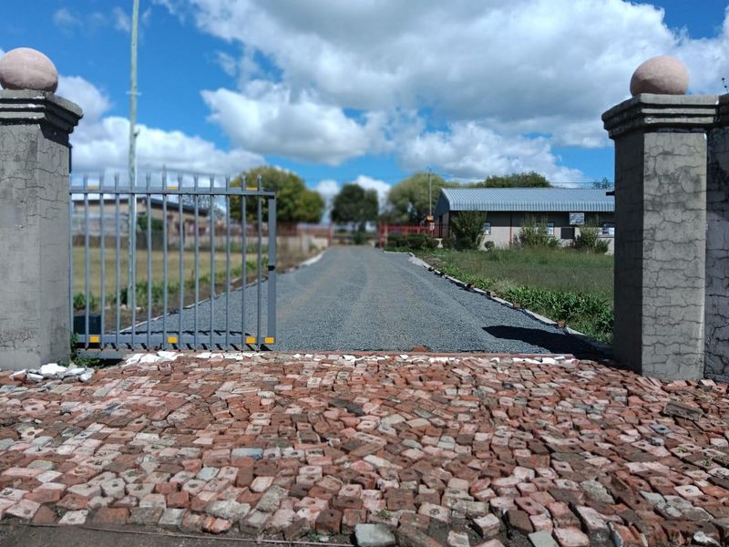 LARGE PROPARTY IDEAL FOR A ETREPRENEUR. NEXT TO FACTORY. - Photo 2