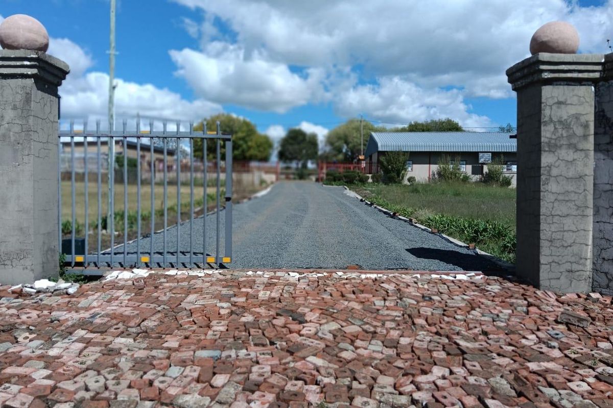 LARGE PROPARTY IDEAL FOR A ETREPRENEUR. NEXT TO FACTORY. - Photo 2