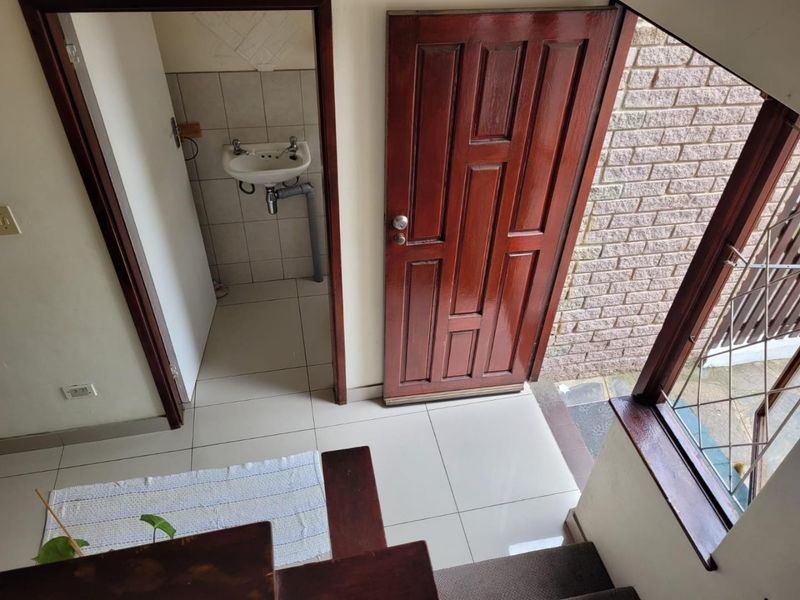 Comfortable Family Home with Communal Pool in Secure Escombe - Photo 6