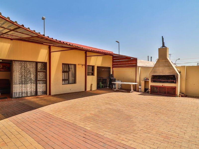 STUNNING FAMILY HOME WITH FLATLET - Photo 3