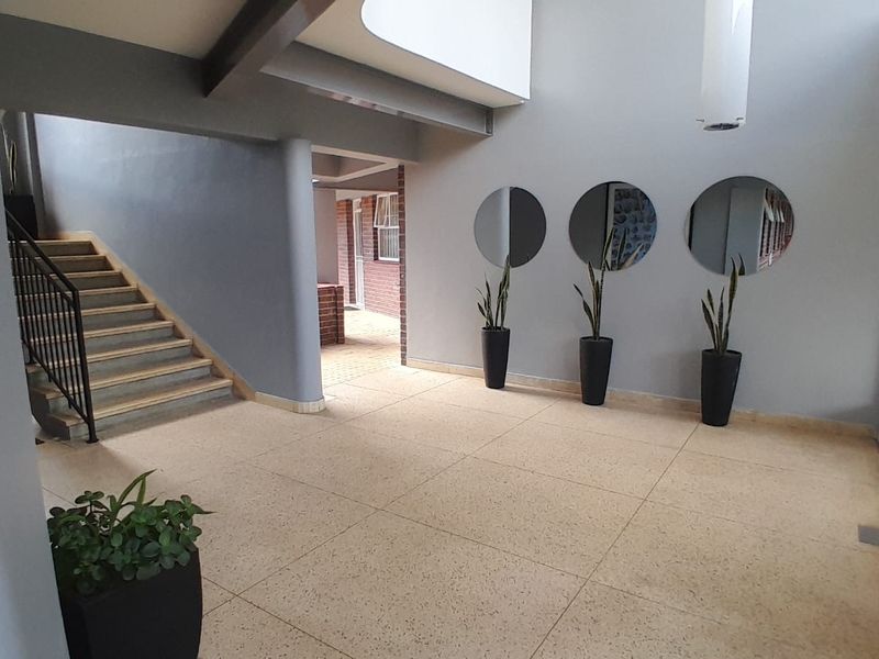 Sunny Top-Floor Apartment in Secure Boomed Waverley Enclave - Photo 2