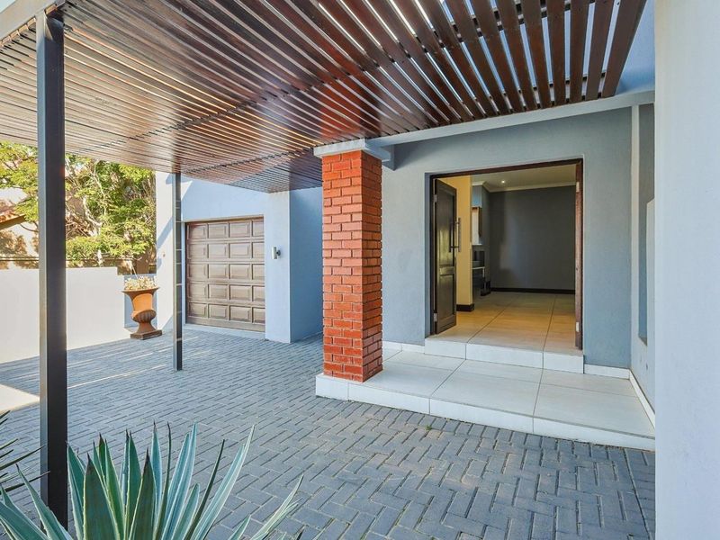 SPACE, STYLE & SECURITY – 4 EN-SUITE BEDROOM GEM IN A SECURITY ESTATE IN BRONBERG - Photo 4