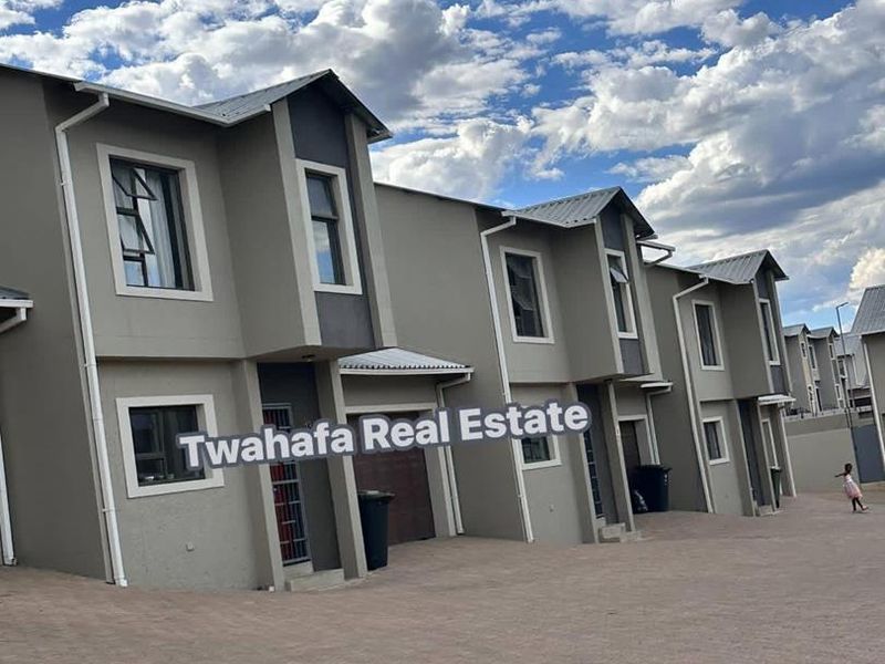 Spacious Three bedroom Townhouse - Photo 2