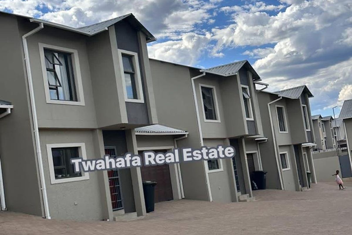 Spacious Three bedroom Townhouse - Photo 2