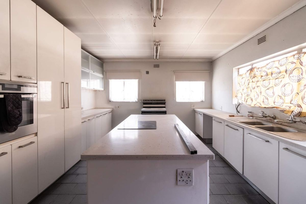 Fix Me Up 5 Bedroom House Including Furniture For Sale - Photo 4