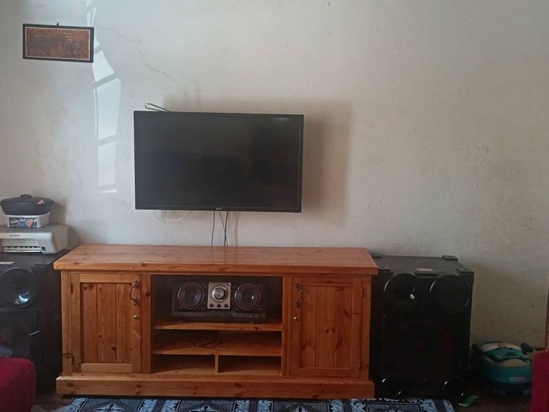 2 Bedroom House with ample covered parking and outbuildings for Sale - Photo 8