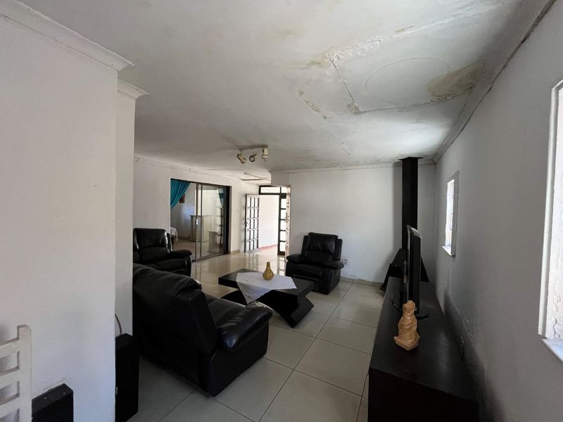 Spacious 3 Bedroom Home with Double Garage in Vosloorus - Photo 7