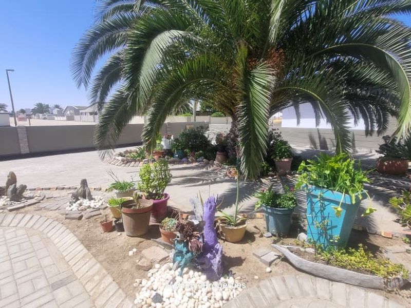 3 Bedroom House with Flat for Sale - Photo 2