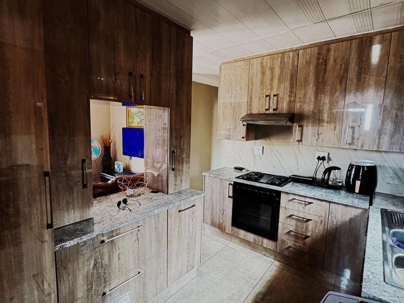 CHARMING 3 BED IN LEOPARD'S REST ESTATE - Photo 4