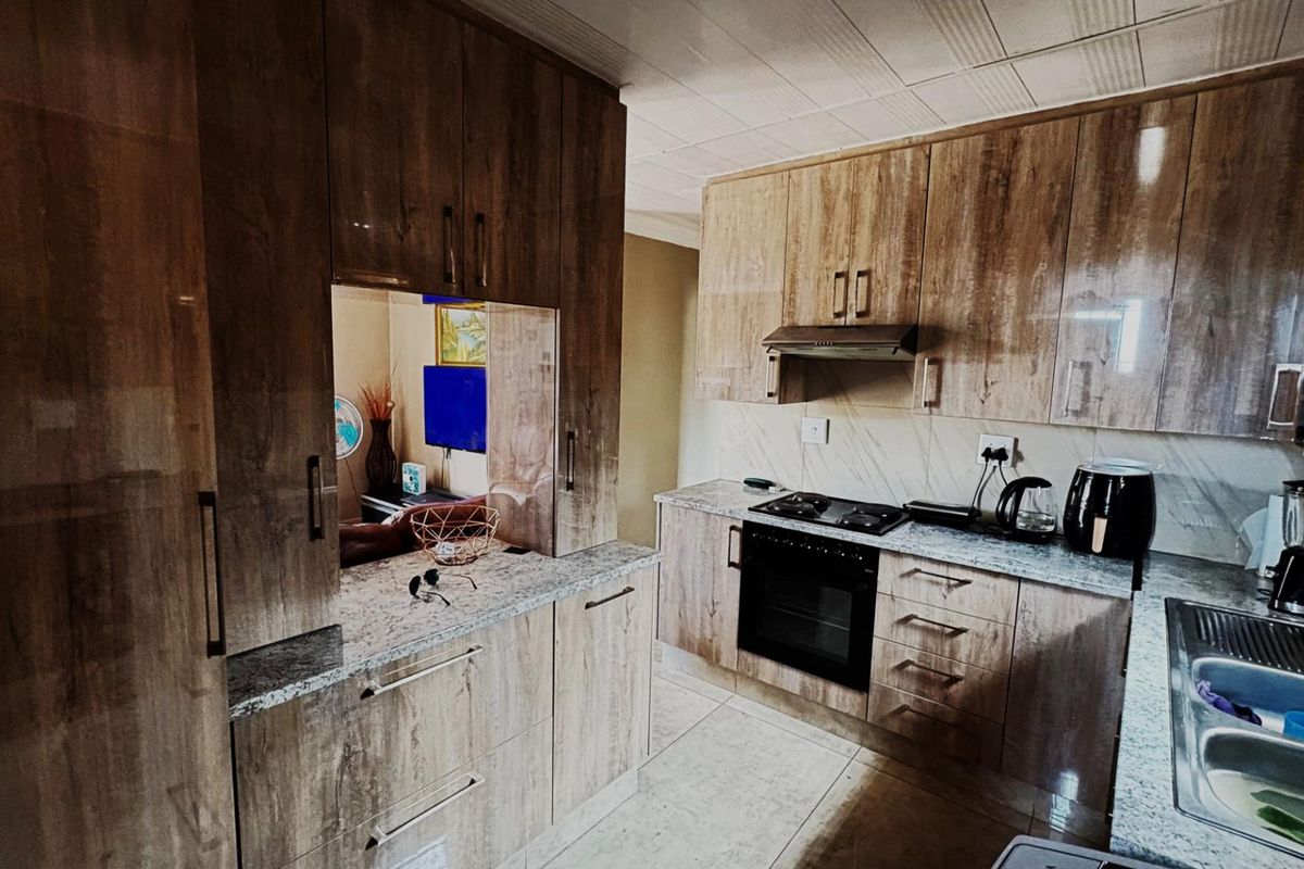 CHARMING 3 BED IN LEOPARD'S REST ESTATE - Photo 4