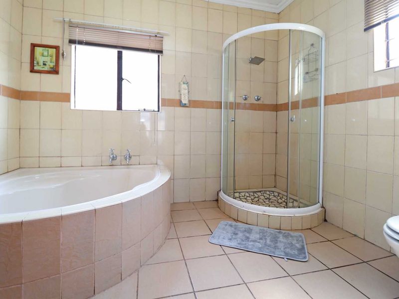 Beautiful Family Home,  Flatlet and Heated Pool - Photo 4