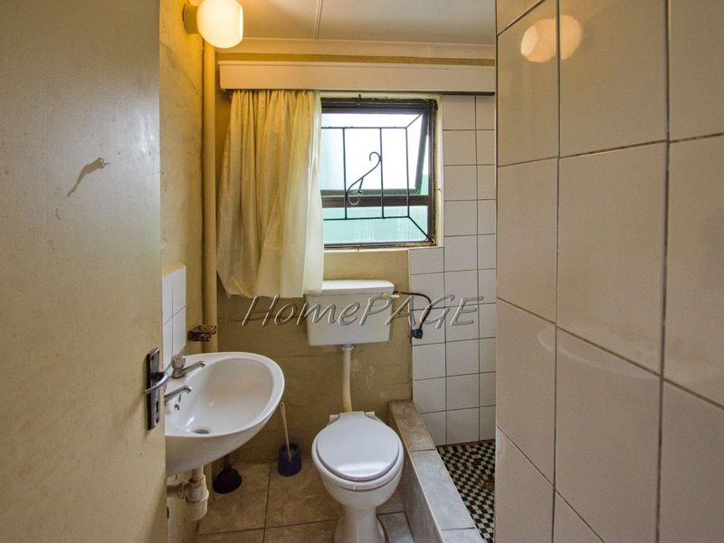 Kuisebmond, Walvis Bay: Home with 2 apartments for sale - Photo 9