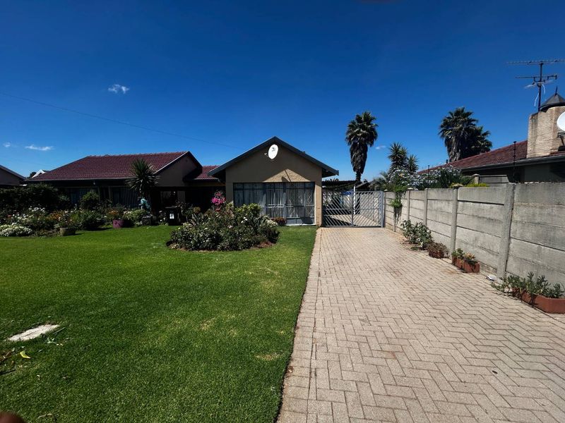 4 bedroom home for sale in roodepoort - Photo 5