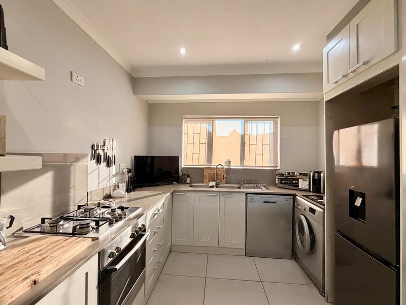 Beautifully Renovated 3 Bedroom Penthouse Apartment in Ballito - Photo 3
