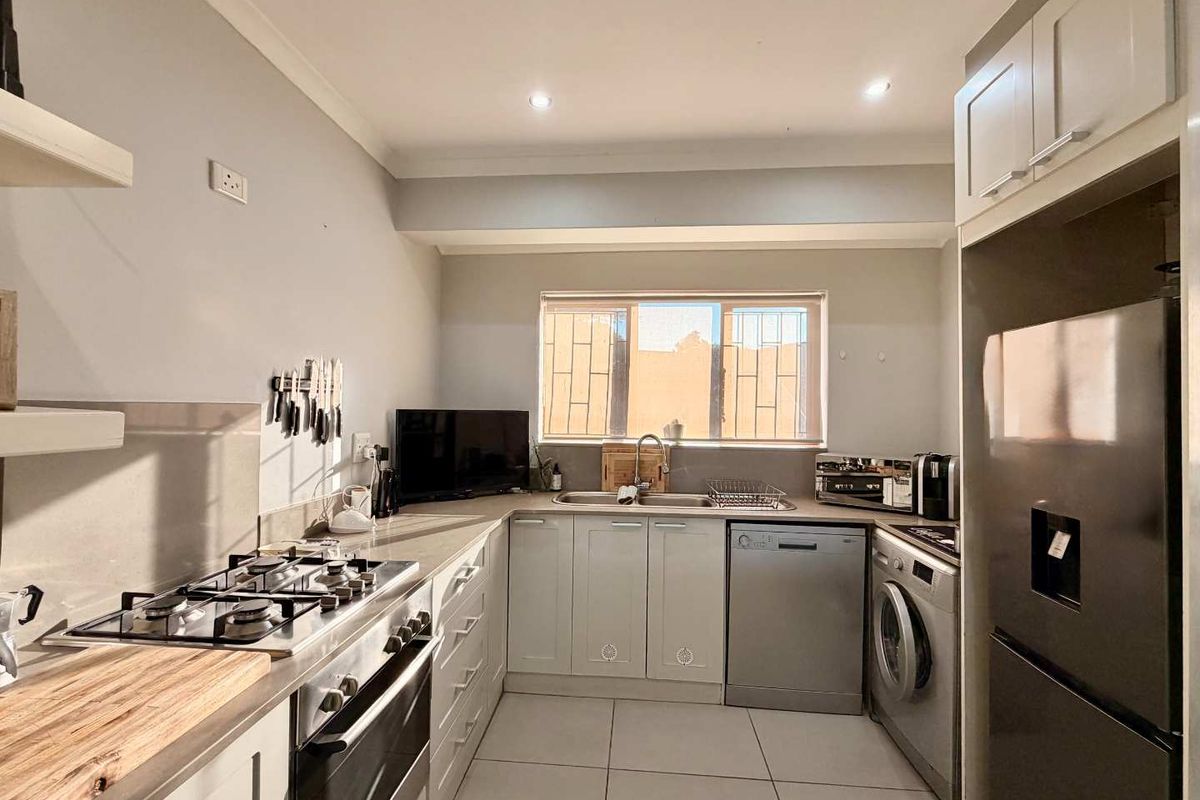 Beautifully Renovated 3 Bedroom Penthouse Apartment in Ballito - Photo 3