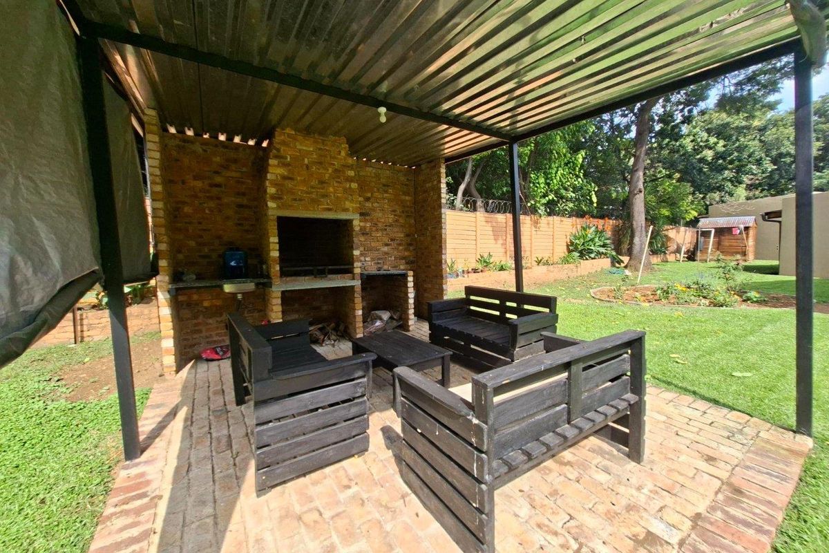 Spacious Thatched Home 5 Bedroom,3.5 Bathroom with cottage - Photo 5