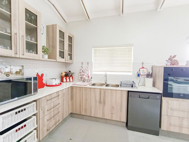 Spacious 4 Bedroom Family Home Within Walking Distance to the Beach - Mile 4, Ext 1 - Photo 6