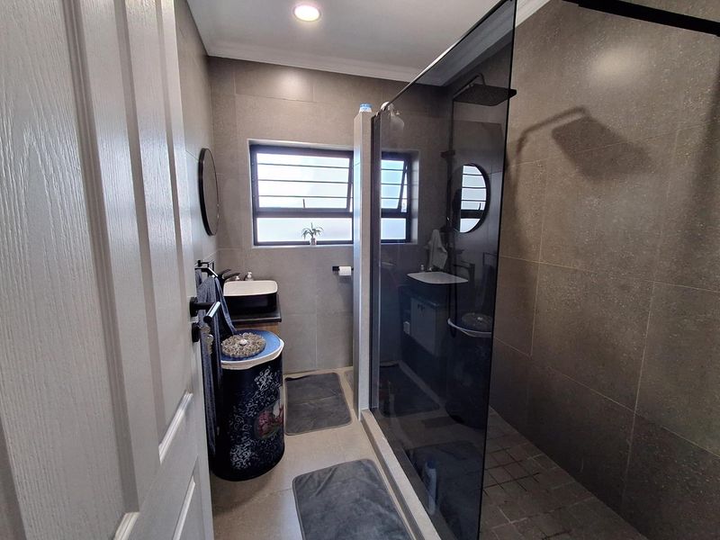 Newly Renovated 4 Bedroom Family Home with Versatile Flatlet - Photo 8
