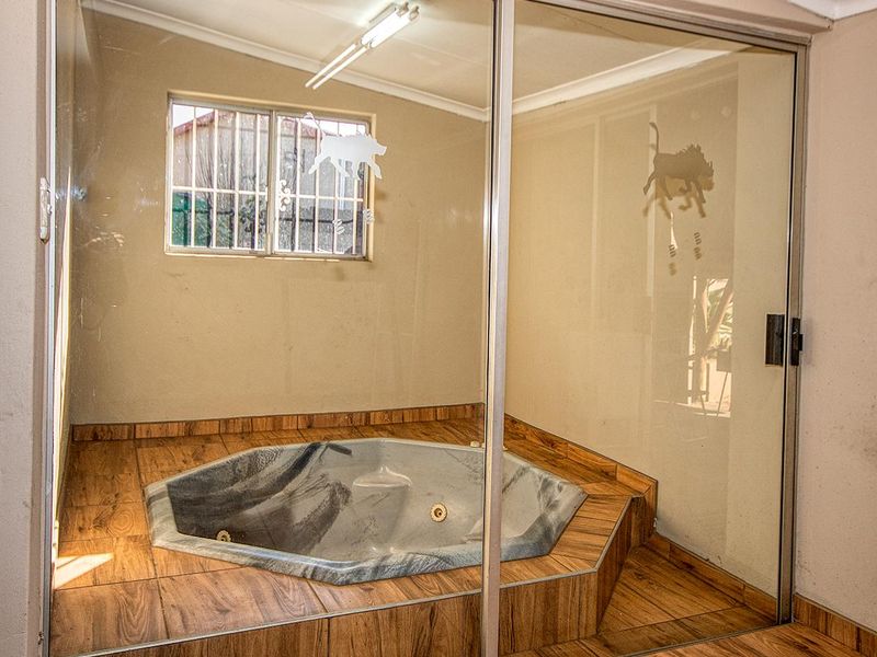 Family home with Flatlet for sale - Photo 8