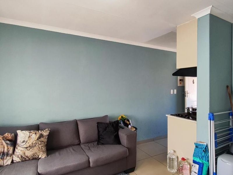 First-Floor Gem: Townhouse in Wood Lake Complex - Photo 9