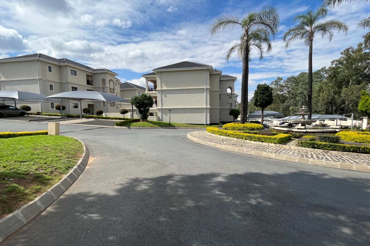 Upmarket Three Bedroom First Floor Apartment For Sale In The Walford - Photo 3