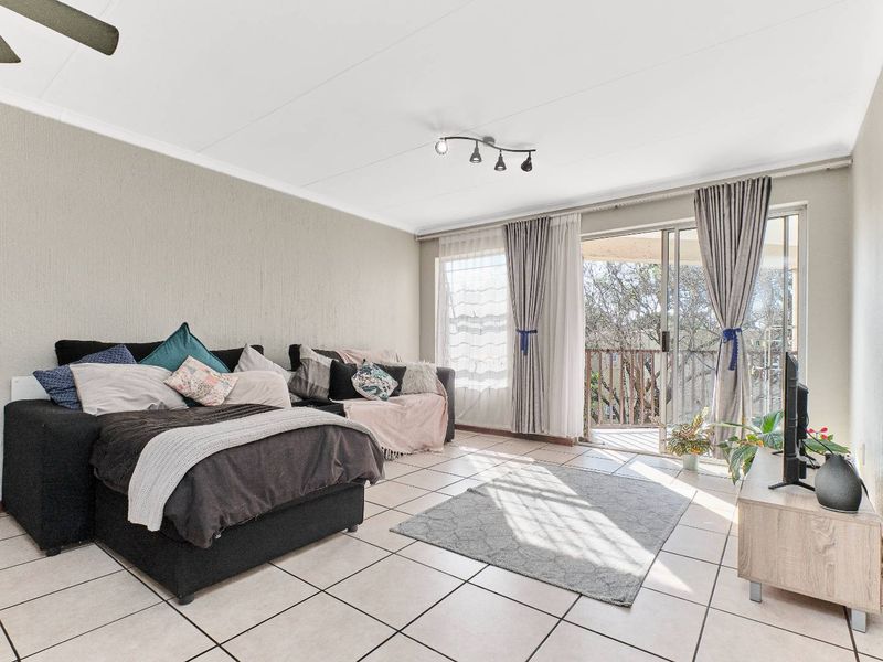 Charming Two-Bedroom Upstairs Townhouse with Scenic Balcony. - Photo 5