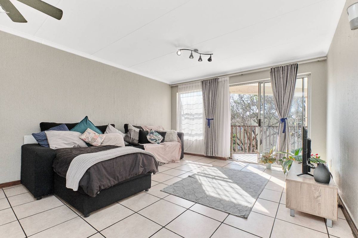 Charming Two-Bedroom Upstairs Townhouse with Scenic Balcony. - Photo 5