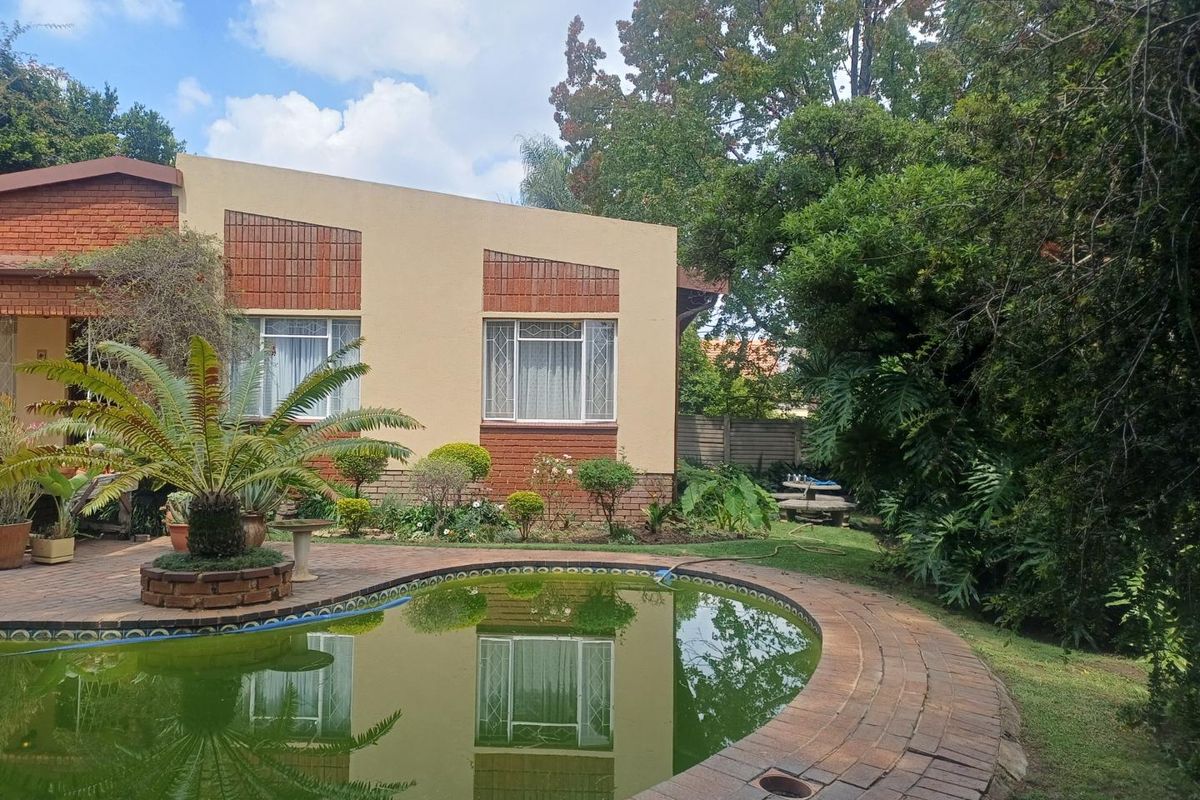 Spacious Family Home with Study, Pool & Excellent Location - Photo 4