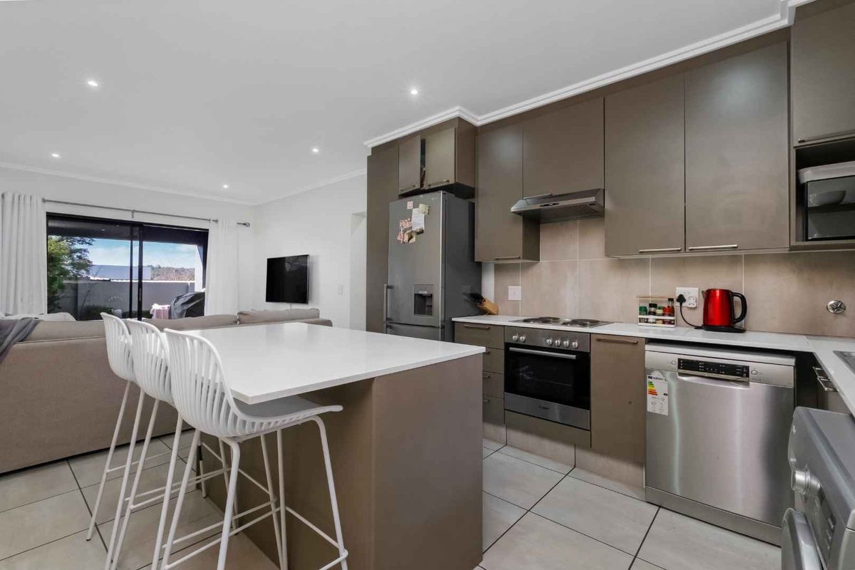 GROUND FLOOR UNIT IN A QUIET AND HIGHLY DESIRABLE LOCATION - Photo 3