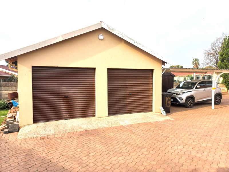 Spacious 3 bedroom home+ spacious 2 bed flat!  Solar Electricity always a great Help! - Photo 2