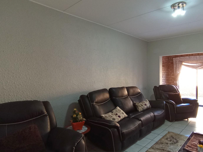 Beautiful Ground floor unit up for grabs - Photo 4