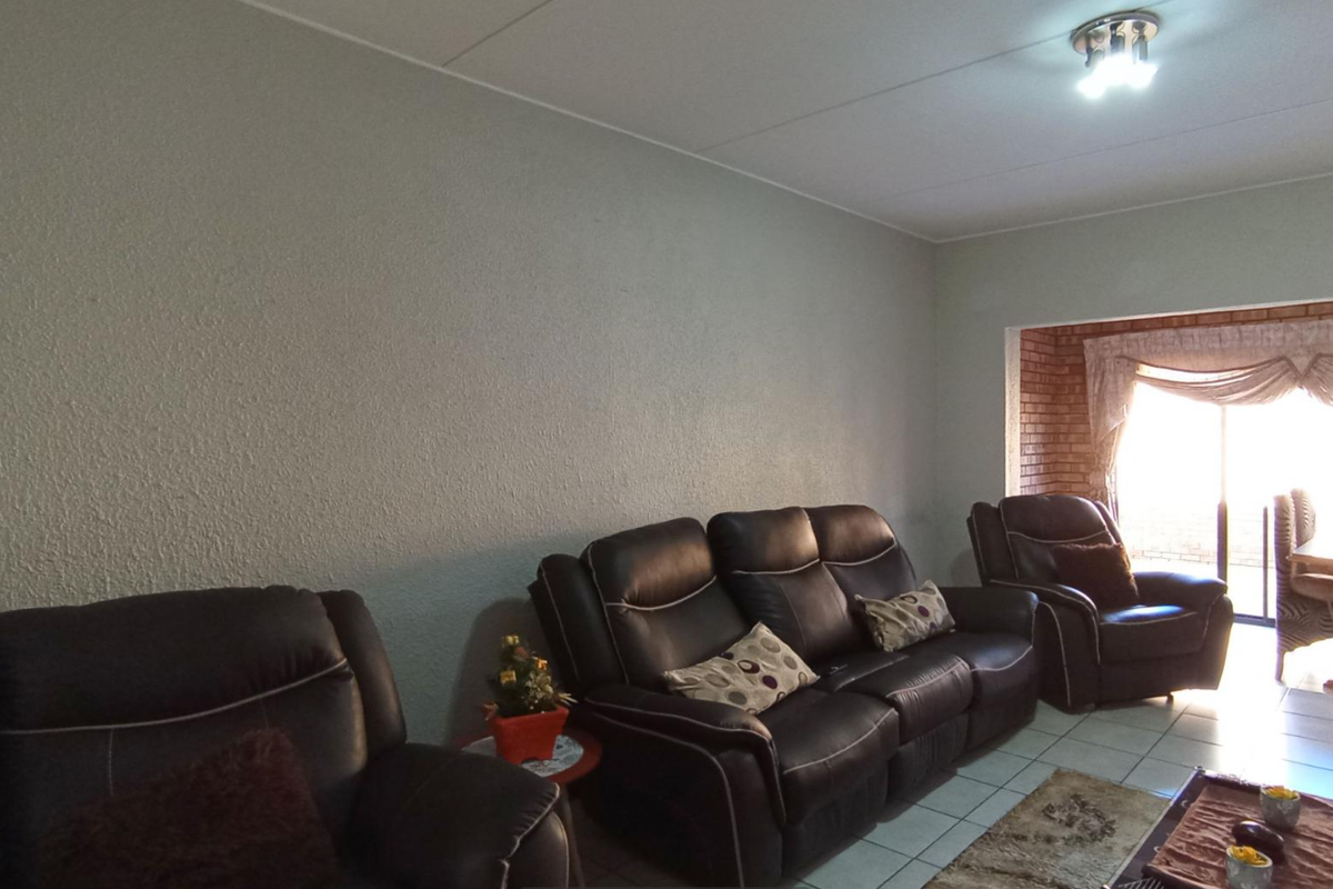 Beautiful Ground floor unit up for grabs - Photo 4