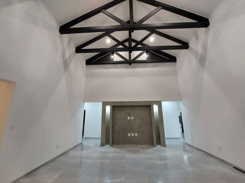 Open-Plan Living Meets Architectural Elegance - Photo 10