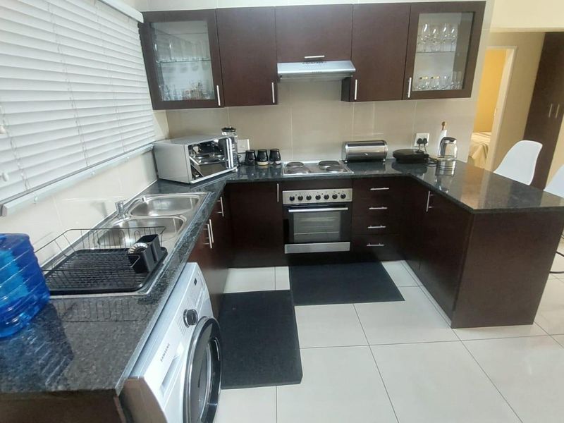 Ground Floor Comfort: 3 Bedrooms, Modern Bath, Scenic Views! - Photo 4