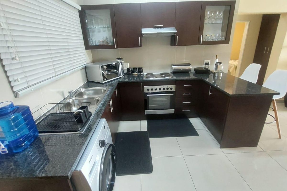 Ground Floor Comfort: 3 Bedrooms, Modern Bath, Scenic Views! - Photo 4